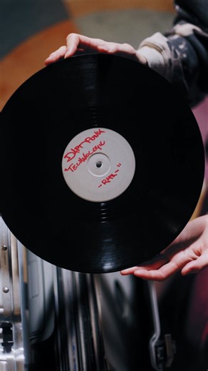 WHAT’S IN MY RECORD BAG? 💿 Straight from my bag: Technologic (Remix) by Daft Punk — the original dropped in 2005, and this remix does his job. Found this gem 1–2 years ago @kimchi_records (Berlin). A friend heard it, shoved it into my hands, and that was it. Instant keeper. Played it last week at Golden Pudel. Whoever did this remix… absolute floor killer. 🤝 Enough talking. Press play and tell me: would you drop this in your set? 👀👇 #DaftPunk #vinyloftheweek #RecordDigging | Anna Marlene Ste