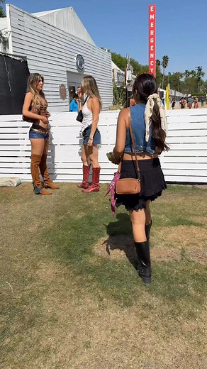 4.6M views · 27K reactions | country music crash course from Dasha 鸞 #Stagecoach2025 | etrikekaraoke | Facebook