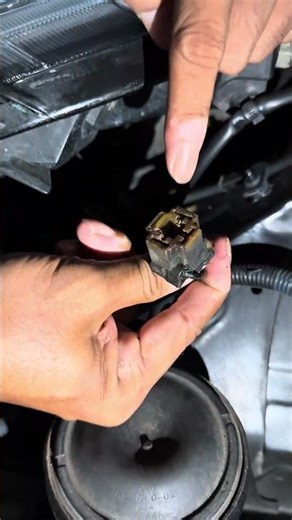 VERY EASY⁉️ install h4 socket bulbs in your car