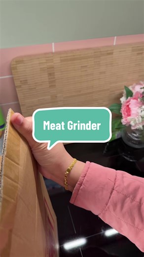 Electric meat grinder that makes cooking faster and easier 🍖 Perfect for fresh mince, kebabs, sausages and home cooking. Powerful, easy to clean and great for everyday kitchens. #ElectricMeatGrinder #MeatGrinder #KitchenAppliances #HomeCooking #FreshMincedMeat
