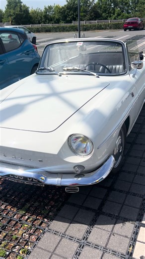 la Renault Caravelle (modèles vendus par Renault USA sous l'unique appellation Renault Caravelle sur le marché américain, pour lesquels ils étaient à l'origine plus particulièrement destinés) est une gamme de voitures de sport roadster coupé 2 2 cabriolet du constructeur automobile français Renault, présentée au salon de l'automobile de Paris 1958, puis au salon de l'automobile de New York en 1959. Fabriquées à 117 039 exemplaires jusqu'en 1968, ces deux modèles sont reconnaissables en Europe en