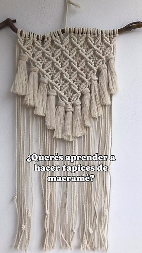 ¿Querés aprender a tejer tapices de macramé? 🪢En mi Baúl de Tutoriales de macramé hay mas de 24 tutoriales de tapices de macramé para que aprendas paso a paso. 👉🏼Cada video especifica el tipo de hilo que utilicé, la cantidad de hilo, el largo de cada uno de ellos, y las medidas finales. 🧵Una vez abonado, el acceso al Instagram privado donde están los videos es inmediato y te queda PARA SIEMPRE, por lo que podes ver los videos una y otra vez, cuando quieras, dónde quieras. Si tenés mas dudas,