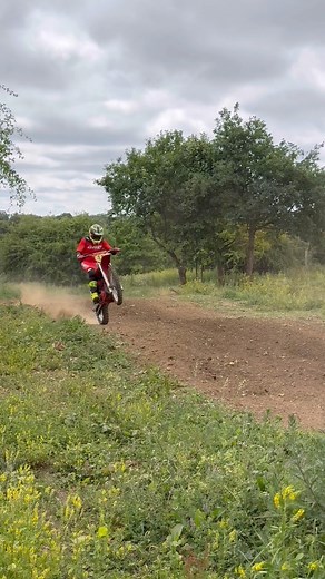 Cos surely 2 shocks are better than 1 .. 😁 First time on a Honda Red Rocket CR250 from 1980. Loved it .. can’t wait to race it at king of the castle next weekend 🚀✊🏻💨 #2stroke #honda #vintagevibes #dirtbike #moto #cr250 #mx #Rocket VC Lewis Walduck | Neville Bradshaw