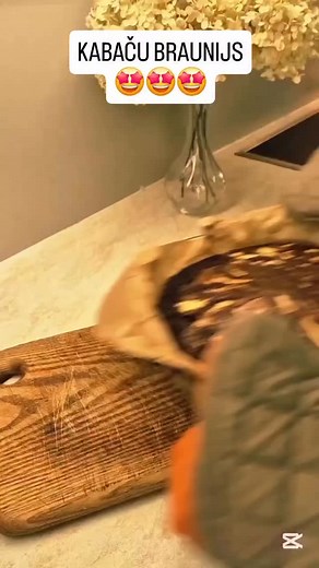Gardais un veselīgais kabaču braunijs ar krēmsieru no @ketijaberce Sastāvdaļas pamatmasai: 🍫350 g rīvēta kabača 🍫3 olas 🍫2 ēdamkarotes eļļas 🍫70 g Smalkais muslis 🍫70 g kviešu miltu 🍫2 ēdamkarotes medus 🍫3 ēdamkarotes kakao 🍫100 g tumšās šokolādes (sasmalcinātas) 🍫1 tējkarote sodas 🍫Šķipsniņa sāls Krēmīgā virskārta: 🍫200 g krēmsiera 🍫1 ola 🍫2 tējkarotes vaniļas cukura Pagatavošana: 1. Kabačus sarīvē, pievieno olas un eļļu, samaisa. 2. Pievieno Smalko musli, kviešu miltus, medu, kaka