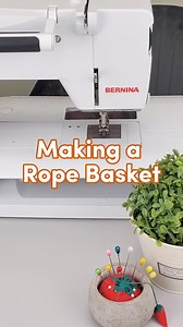 Getting our hands on these adorable sample kits from The Mountain Thread Company while we were at Quilt Con this year got us so excited to start creating rope baskets! 😱 Tutti, our 50wt variegated cotton, was the perfect thread for the job. Picking a variegated thread with a lot of colour variation will make your stitches really pop, especially when using a light coloured rope! In the bobbin we used DecoBob, our 80wt cottonized polyester, in a cream colour that matched the rope perfectly. This 