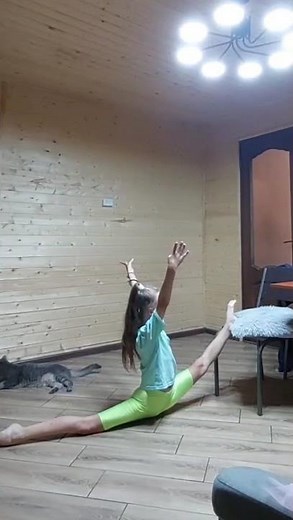 Workout at home. Let's do the splits Developing flexibility #sports #gymastics #training #stretching