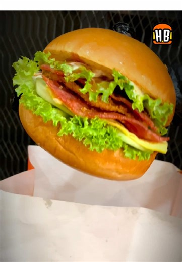 ဗိုက်ဆာနေပြီလား 🤤 HELLOBURGER ရဲ့ Crispy Chicken Burger ကိုရော Bacon Extra နဲ့ စားဖူးကြပြီလား 🥓 မစားဖူးသေးရင် အခုပဲ လာ try ကြည့်လိုက်နော် 😋🧡 #HELLOBURGER #baconburger #sagaing #ဗိုက်ဆာနေကြပြီလား #mandalay