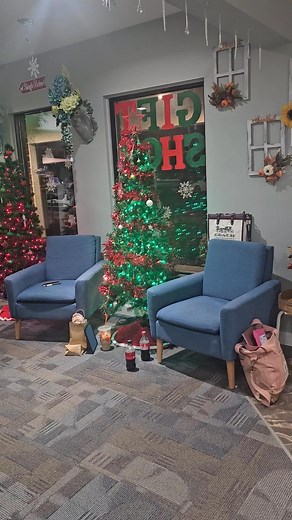 Notice the tree is plugged in! This is freaky! Please excuse the language 👻🎄 Edit...lights were not doing that off camera | Leigh Ann Rogalski