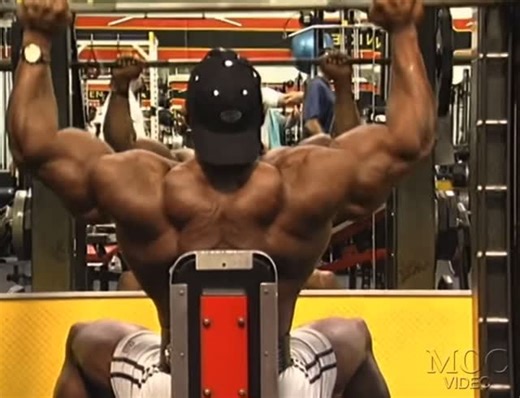Iron Men’s History on Instagram: "Flex Wheeler, 2000 🔥 #oldschoolbodybuilding#goldenerabodybuilding#classicbodybuilding#00smuscle#00sbodybuilding#gym#retro#retromuuscle#thefathersofiron#thegrandfathersofiron#mensbodybuilding#weightlifting#menwithmuscle#biceps#quads#delts#veins#flexwheeler"