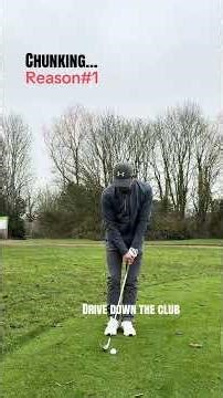 The reason you thinning and chunking on your chipping 😀🏌️‍♂️⛳️#高爾夫球教學 golfchipping #golftips