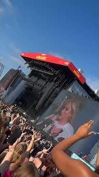 The Kooks brought out Rebel Wilson at Reading to cover 'Gangsta's Paradise'