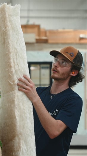 Au Québec, la vague de froid actuelle nous frappe de plein fouet. ❄️ Heureusement avec une maison ProFab, aucun souci à se faire : vous serez bien au chaud tout l’hiver. Dans cette capsule, notre directeur technique, Jean-Pierre Fortier, partage les avantages de la construction modulaire et son rôle clé dans une isolation de qualité supérieure. 🏡🔥 ▶️ Découvrez comment votre confort est pensé dès la conception. | ProFab