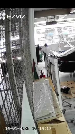 ผมเป็นเจ้าของรถ Honda HR-V ปี 2025 ใช้งานมาได้ประมาณ 10 เดือน เมื่อวันที่ 8 มกราคม 2569 ได้นำรถเข้าเคลมรอบคันที่ศูนย์ฮอนด้าแห่งหนึ่งต่อมาเมื่อวันที่ 14 มกราคม 2569 ทางศูนย์ฯ ได้โทรแจ้งว่า พนักงานขับรถของผมชนภายในศูนย์บริการ ทำให้รถได้รับความเสียหายหนัก ต้องเปลี่ยนประตูและมีความเสียหายหลายจุด เมื่อผมเดินทางไปตรวจสอบ พบว่าประตูฝั่งคนขับเปิดอ้าเกือบ 180 องศา และต่อมาพบว่าความเสียหายนั้นกระทบถึง เสา A ซึ่งเป็นโครงสร้างหลักของรถ โดยศูนย์ชี้แจงว่าอุบัติเหตุเกิดจากพนักงานเข้าเกียร์ถอยหลังแล้วขับรถชนกับ