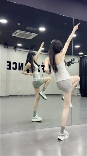 Super Mario Dance! 🍄 So Bouncy & Cute! ✨ (Mirror View)