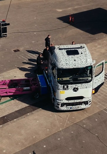 High passive safety of our Mercedes-Benz eActros 600 has been confirmed in crash tests. 💥🚛⚠️ As part of one of several real-world crash tests, our #eActros600 was subjected to a side impact of the kind that can occur in serious road accidents. The test result? Despite the considerable force exerted, the entire high-voltage battery system and all electrical components remained intact. The housing showed no critical deformations thanks to a frame architecture specially developed for heavy-duty c