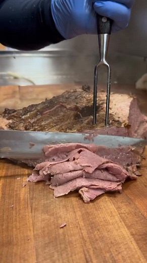 Peter le poète — un homme aux mille talents 😅 Venez savourer le meilleur smoked meat de Montréal depuis 1951, ce week-end chez Lester’s Deli. Peter the poet — a man of many talents 😅 Come experience Montreal’s best smoked meat since 1951 this weekend at Lester’s Deli. | Lester's Deli