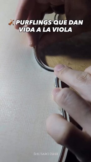 🎻 PURFLINGS QUE DAN VIDA A LA VIOLA La precisión al insertar las fileteaduras crea protección y belleza en la tapa. Cada curva se ajusta con cuidado para seguir el contorno y realzar su carácter. TODOS LOS CRÉDITOS SON PARA @shutaroishii_violinmaker @prof.edsonsoterio @tipsmusicaleshoy @musicaesvidafeliz @profesoraclaudetesoterio @tutivirales 🔗 Haz clic en el enlace de la bio para ver más 👉🏻 https://musicaesvida.com/bio/ . . #MusicaEsVidaFeliz #TipsMusicalesHoy #Lutheria #Violin #Artesania |