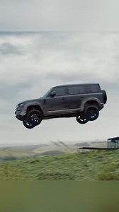 廣告裁判 on Instagram: "#廣告 #广告 #英國 #有趣 #刺激 #汽車 #追逐 #LandRover #007 #Jamesbond"