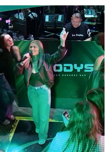 La Roux - Bulletproof, @Talia at Woodys Karaoke Bar Liverpool with @WoodysDJJohn #fyp #laroux #bulletproof #livehighlights #tiktoklive