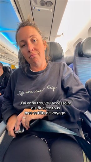 Léa&Sacha|Content Creator Quebec&Vancou🥐🧘🏻‍♀️🏕️ 🌎 on Instagram: "C’est un modèle exclusif en métal brossé 🤪, indestructible, et surtout, c’est le seul accessoire qui a le pouvoir magique de m’amener au bout du monde. ✈️ Elle offre aussi un meilleur retour sur investissement qu’une pièce de designer.🤣 ✅ Abonne-toi @Sparksandbloom pour plus de trucs de voyage pour la vraie vie, pour trouver moins cher, sauver du temps et réussir tes escapades en famille ! 👉 Écris « mini guide » en comment