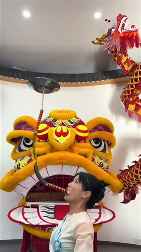A spectacular feat performed on the tip of a blade—do you dare?#危险动作请勿模仿#非遗文化#民间绝活#杂技表演