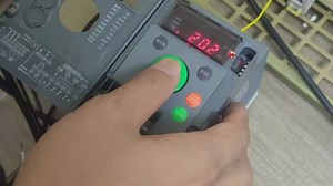 施耐德推出了ATV305通用型变频器。应用物料输送包装印刷，食品饮料等水平输送，相比于ATV310有着相同的电流，但尺寸更小。#ATV305变频器#变频器#水平