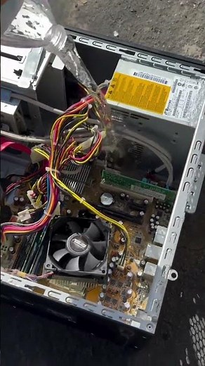 What Happens If You Pour Water On a Computer While it's Running ? 💨 💦 😂 😂