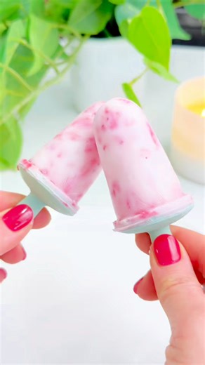 These Greek Yogurt Berry Popsicles are a staple in our house come the warmer months. Let me know if you try these! They're so easy and yummy 🍓🫐 Ingredients: 2 cups low fat vanilla Greek yogurt 2 cups whole milk 2 cups mixed berries (fresh or frozen) 1 banana 1 teaspoon cinnamon | The Lemon Bowl