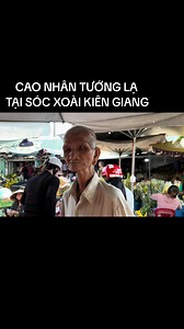 Exploring a Vibrant Outdoor Market Scene