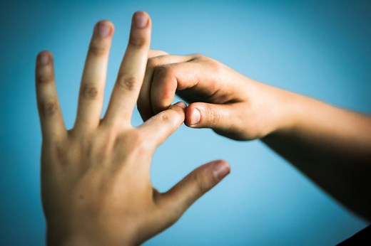 按壓「手掌穴道」幫你改善過敏、肩頸痠痛、提升血液循環