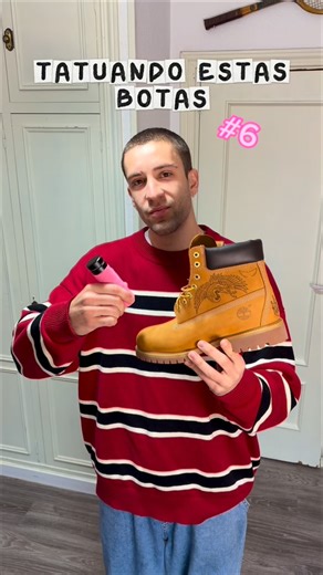 Héctor Tattoo on Instagram: "TATUANDO ESTAS BOTAS HASTA LLENARLAS POR COMPLETO 🤎🥾 dime que quieres que las tatúe ahora 🫵🏼 #tatuajes #tattoo #canserbero"