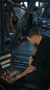 Während DAS PHANTOM DER OPER im Raimund Theater gerade Sommerpause macht, herrscht im technischen Bereich Hochbetrieb: Unsere Bühnentechnik nutzt die spielfreie Zeit, um zu warten, reparieren und alles für den Herbst perfekt vorzubereiten. Wir zeigen euch, was im Hintergrund alles passiert – damit das Phantom im Herbst wieder wie gewohnt spektakulär zurückkehrt. Vorhang auf für einen kleinen Blick hinter die Kulissen!🎭 🎞️ Robert Meyer #wearemusical #musical #wien #theater #musicaltheater #vien