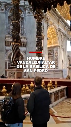 Video captura el momento en que un hombre causa daños menores dentro de la Basílica de San Pedro en el #Vaticano. Un portavoz del Vaticano dijo a la agencia informativa Ansa que el incidente involucró a una persona con una "discapacidad mental grave, que ha sido detenida por la Policía del Vaticano y luego puesta a disposición de las autoridades italianas". CNN solicitó comentarios al Vaticano. | CNN en Español