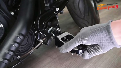 Motorcycle Foot Pegs 360° Roating MX Chopper Bobber Style Male Mount Footpeg CNC Wide Footrest Pedal For Harley Dyna Sportster Street Bob Fatboy Iron 883, Black