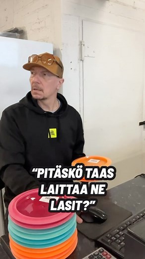 🇫🇮 Käpä saldottaa uutuuksia. 🇬🇧 Kaepae receiving new releases. #discgolf #frisbeegolf | Powergrip