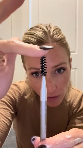 Doing your eyebrows in Swedish! 🇸🇪 Gain turned down for less mouth sounds! . . . #asmr #sleep #viral #viralvideo #viraltiktok #fyp #fypage #eyebrows #swedish #sweden #personalattention #personalattentionasmr #relax #tingle #whisper #mouthsounds | mumma.mic