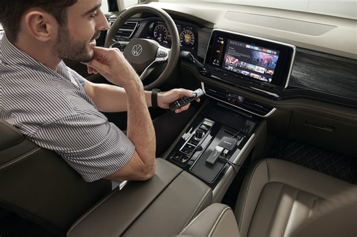 「HDMI非搭載の純正モニター」を戦力化。挿すだけでワイヤレスCarPlay／Android Autoを起動し、HDMI入力も増設する「GetPairr TV」──抜き差...