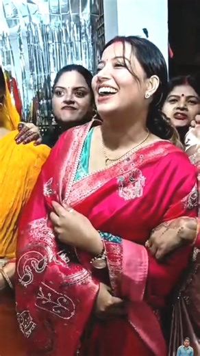 पवन सिंह फनी कॉमेडी डांस किया ज्योति सिंह खुश हो कर हंसने लगी #pawansingh #pawan