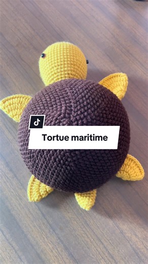 Tortue maritime 🌊 Le thème de la mer est très tendance pour les cadeaux de naissance, pour les enfants ou pour décorations d’intérieurs 🥰 Les amigurumis ou doudous sont de parfaits alliés qui accompagneront sans nul doute les petits tout au long de leur processus de découvertes de la vie . Vos petits sauront bien heureux d’adopter ces tortues maritimes avec la coquille bien imposante tout comme les parents adeptes du fait-main 🤎 #crochetbusiness #aiid_art #crochetplushies #faitmain #crochetam