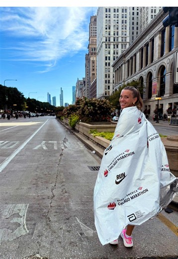 What a day!! I knew by mile 14 it was not going to be my day for sub-4 and by mile 18 I was really hurting. Pushed through with a few walking breaks, text motivation from friends, and the massive crowd support. It was so fun running the first 12 miles with @amanda and @Juliana 🏃‍♀️ and I am so grateful that I am officially a marathoner! #chicagomarathon #marathonrunner #marathoner