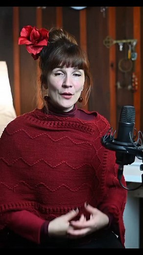 Vous voulez que votre message soit clair, fluide… et mémorable ? Utilisez la règle de 3. Le cerveau adore les schémas simples : trois idées, c’est le rythme parfait. Pour structurer n’importe quel message : 1. Le contexte : vous posez la situation. 2. La tension : vous montrez ce qui bloque. 3. Le message clé : vous donnez la solution ou la leçon. Exemple : “Avant, j’avais du mal à parler clairement. Puis j’ai appris à structurer mes idées. Et aujourd’hui, ma voix a bien plus d’impact.” Trois ph