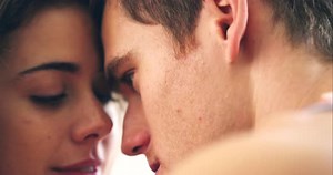 Vídeo 4k de una pareja joven teniendo intimidad en la cama de su casa