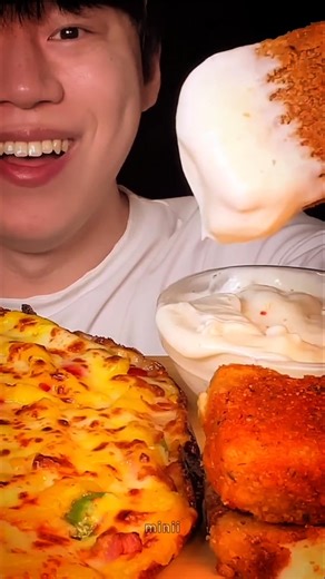 EATING PIZZA & CHILLI'S CHEESE STICKS #shorts #mukbang #pizza #cheesestick