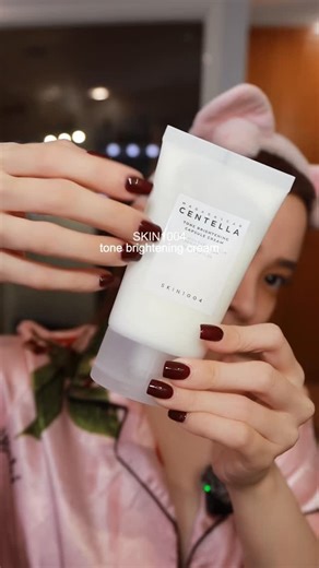 quel palomo on Instagram: "SKIN1004 Madagascar Centella Tone Brightening Capsule Cream lightweight, non-sticky texture that absorbs quickly, It serves as an excellent moisturizer, especially for those with oily or sensitive skin,, it enhances skin tone and texture, making it suitable for daily use, particularly in the morning. SKIN1004 Madagascar Centella Tone Brightening Boosting Toner 210ml (Cruelty-Free) enhances skin appearance with its brightening and calming properties, while being gentle