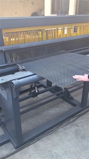 The wire mesh weaving machine has been successfully tested and is awaiting loading and shipment. #Wire mesh weaving machine #Wire mesh welding machine #Rebar welding machine #Filter screen #Industrial and mining screens