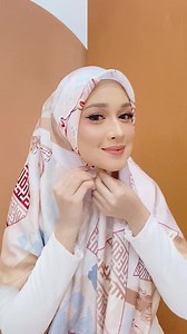637K views · 6.4K reactions | Look at that luxurious fabric!  The Elle Kasih hijab in the colour 'Mutiara' is super easy to style and the texture of the matte satin fabric is sure to keep it in place all day!  Try out this square scarf tutorial and don't forget to share the final look with us!  #SofeaRoseOriginal #ellekasih #srtutorial | SofeaRose | Facebook