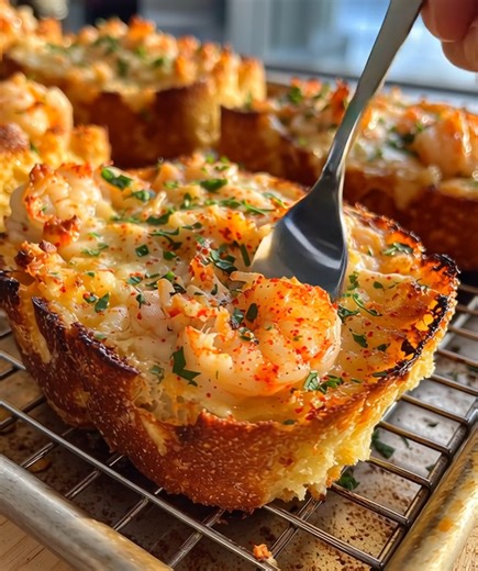 3.7K views | 戀 Cheesy Garlic Shrimp Bread 龍 Crispy, creamy, and...