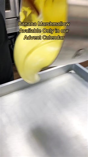 It’s one of the 16 flavors that can be found exclusively in the marshmallow advent calendar! #xomarshmallow #marshmallowadventcalendar #marshmallows #marshmallow #asmrfood #asmr #banana #oddlysatisfying #adventcalendar #bananas @xo.marshmallow