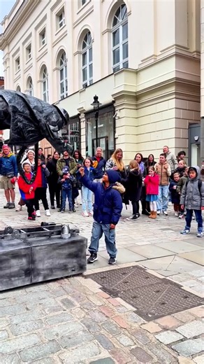 Because the audience comes first. #livingstatue #silvermanstatueofficial