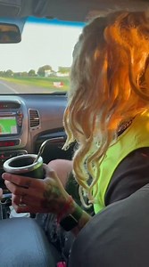 2.7M views · 61K reactions | Si hay algo que destaco en mi es que soy una excelente compañera de ruta  siempre voy atenta, mirando, alerta, hablando con Juan Carlos para que no se duerma  es muy importante una compañera así para el que maneja ❤️ Alguien más como yo???  | Wali Iturriaga | Facebook